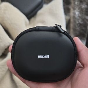 Never Worn! Maxell ER-TW True Wireless Earbuds with Charging Case